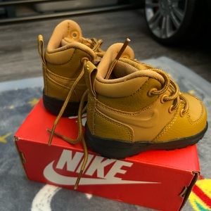 Baby/Toddler Nike Manoa boots size 4C